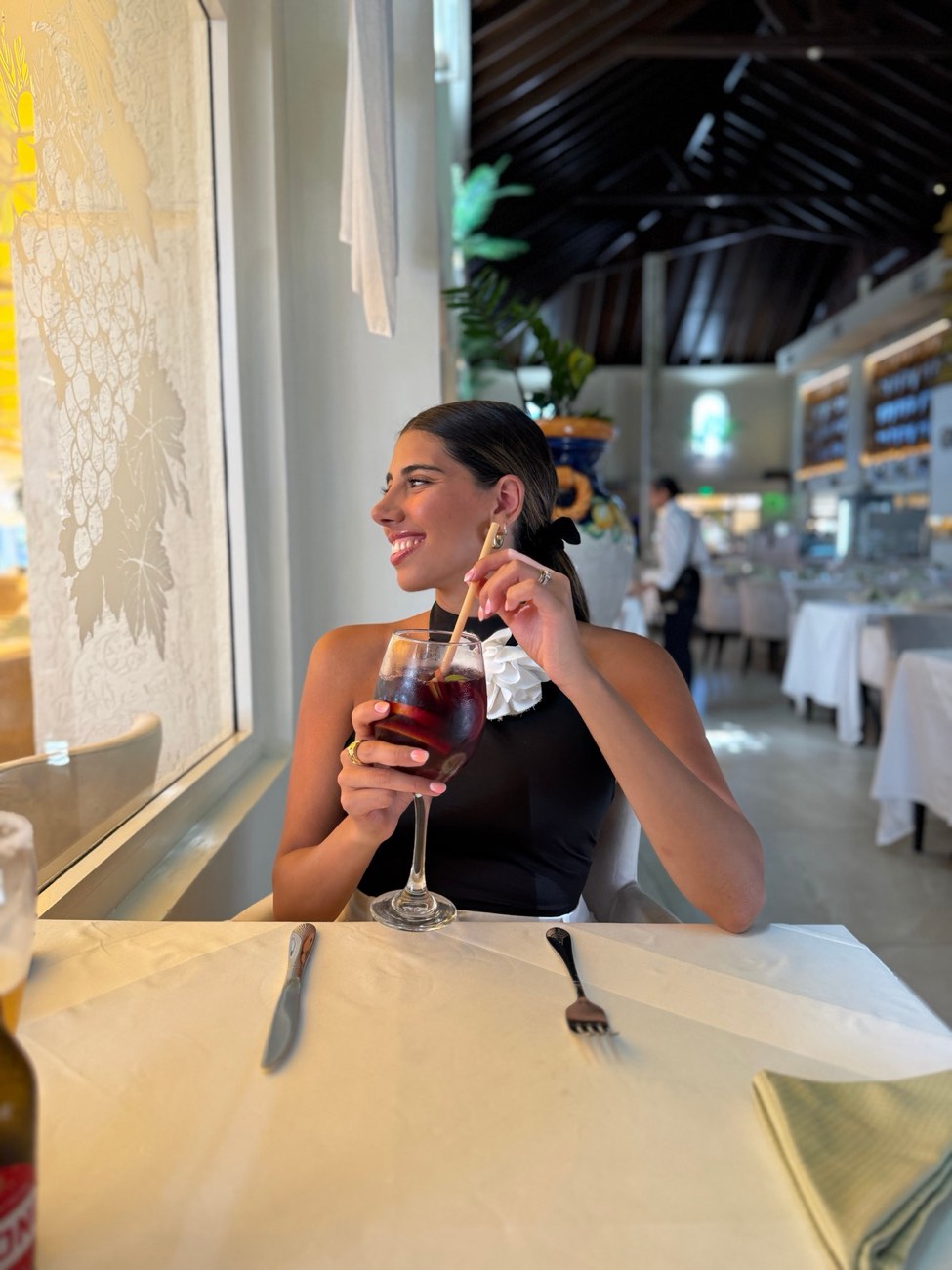 Antonia en un restaurante durante un viaje