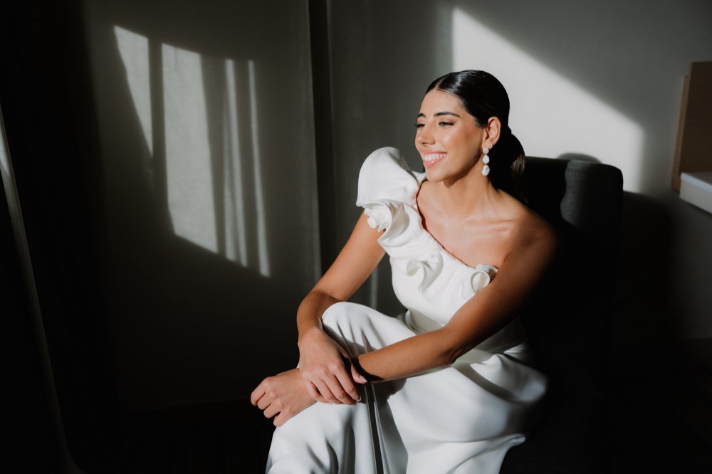 Antonia con vestido blanco