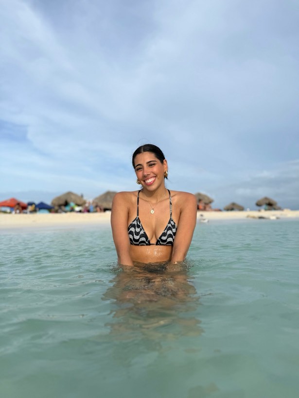 Antonia en la playa