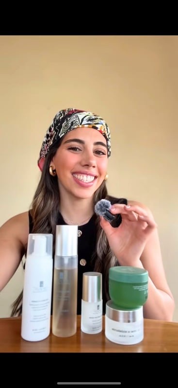 Antonia en una colaboración con Caracol Natural Skincare