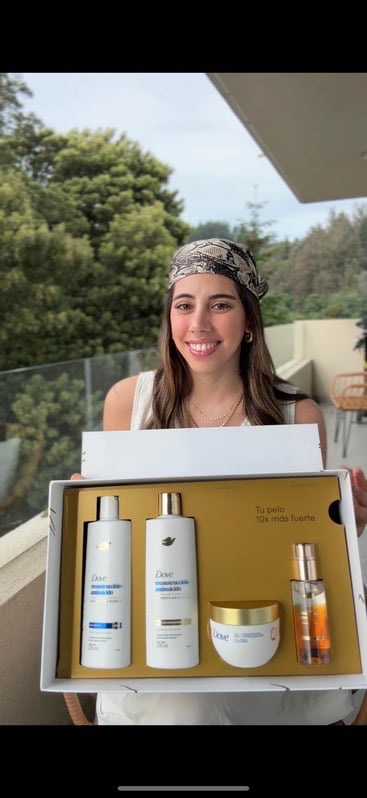 Antonia en una colaboración con Dove