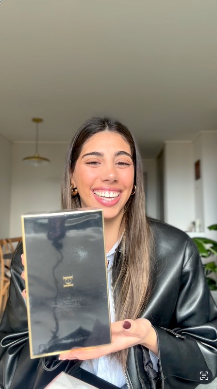 Antonia en una colaboración con Elite Perfumes