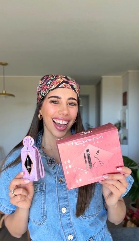 Antonia en una colaboración con MAC Cosmetics