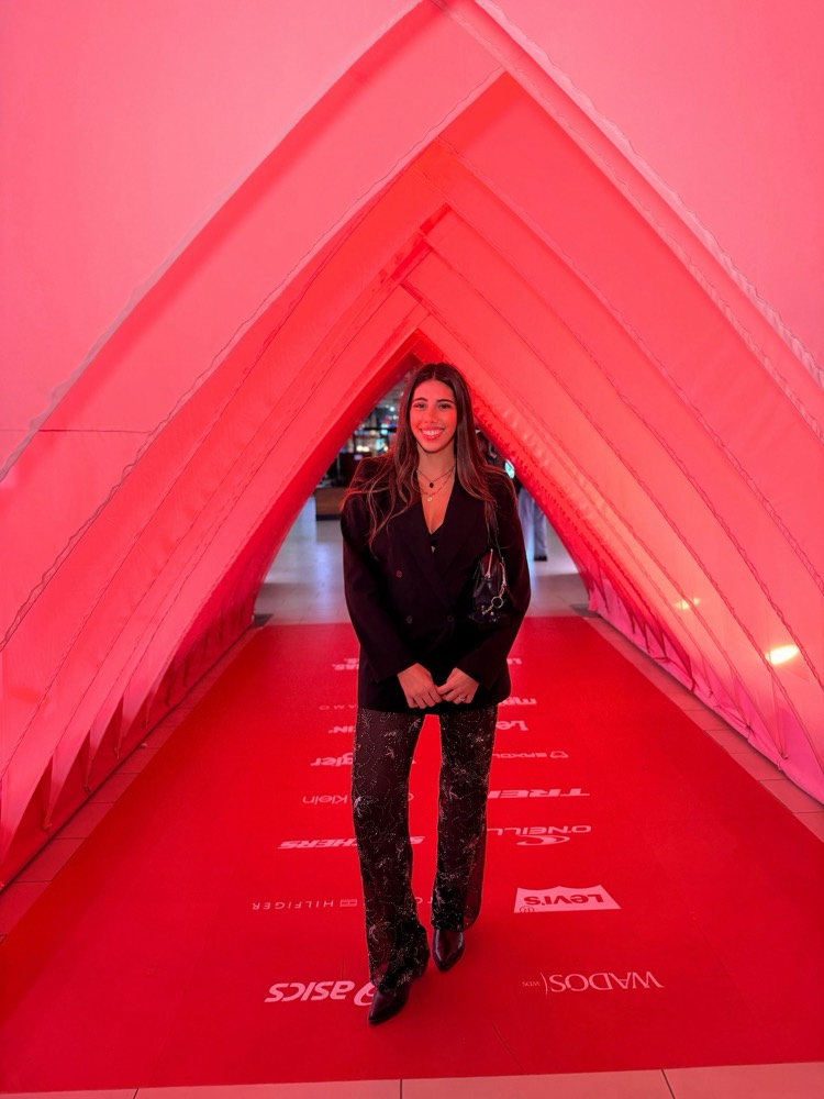 Antonia en una colaboración con Mallplaza
