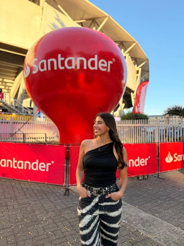 Antonia en una colaboración con Santander