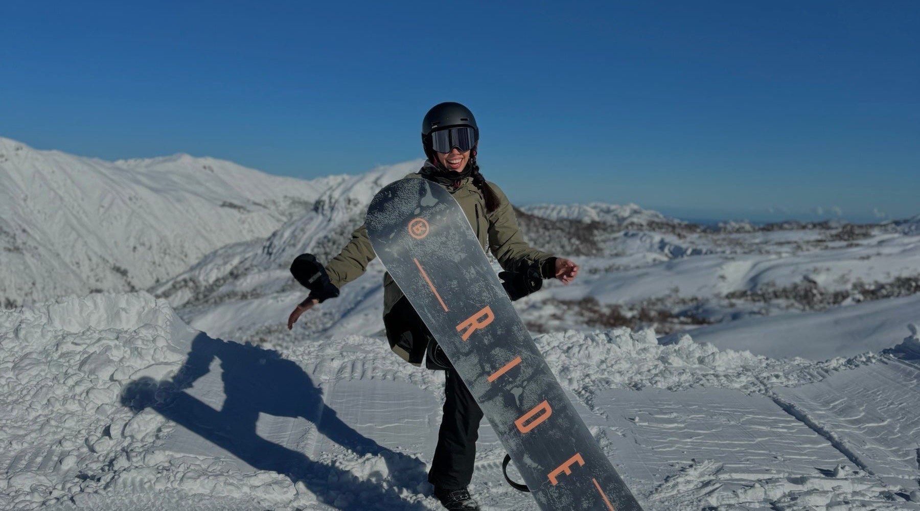 Antonia con su tabla de snowboard en la cordillera