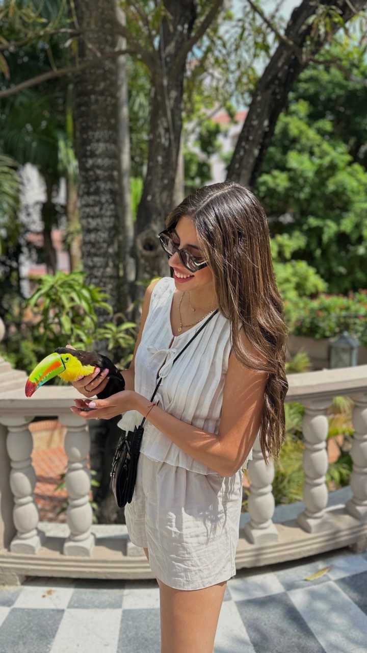 Antonia de viaje con un tucán en la mano