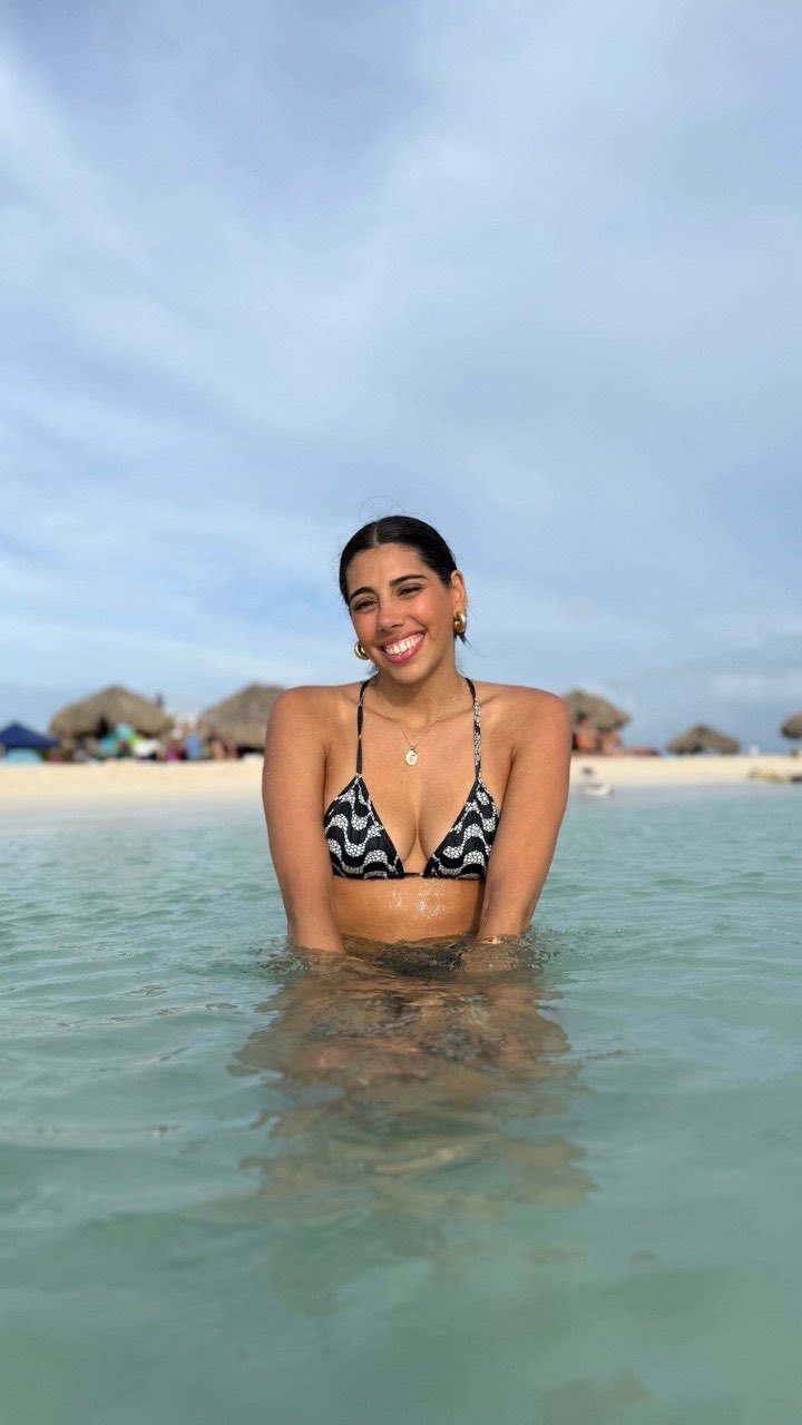 Antonia sonriendo en el mar