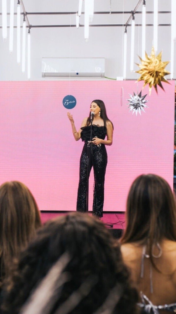 Antonia hablando en el escenario de un evento
