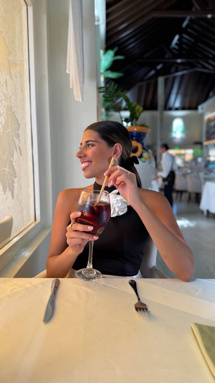 Antonia en un restaurante con una copa